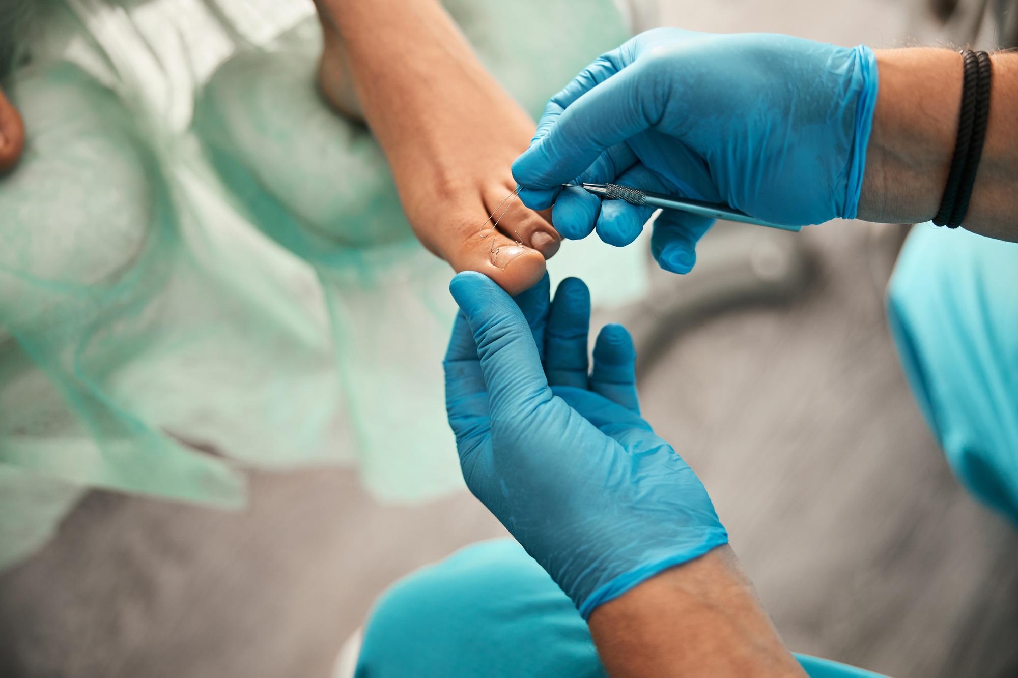 Inicio 8 Competent podiatrist using professional instruments at work